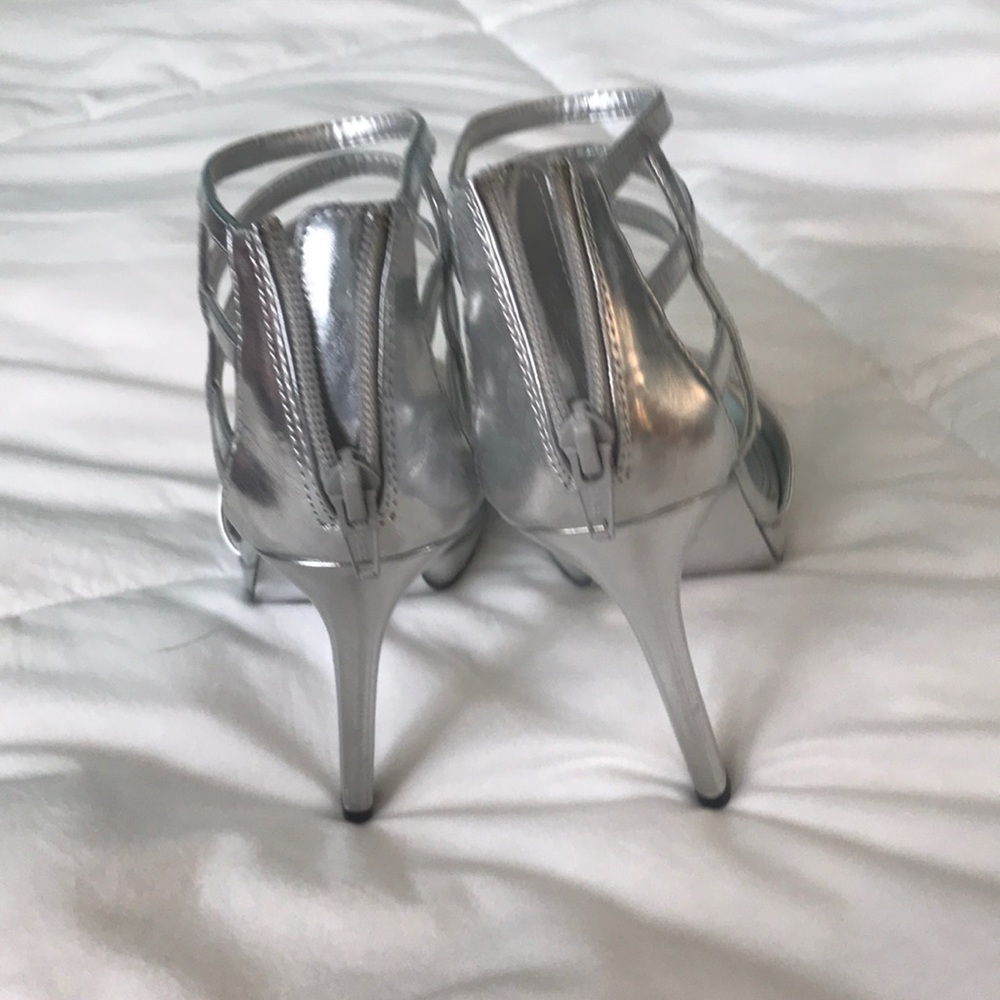silver heels - Picture 3 of 4